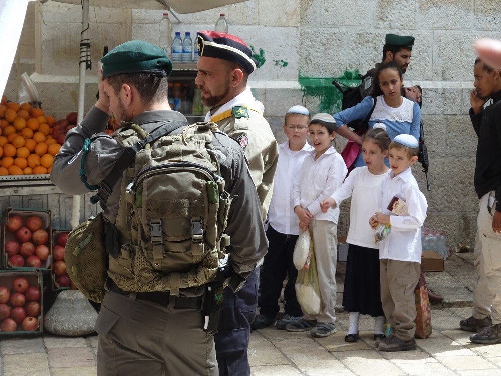 Des enfants israéliens regardent passer la procession, DR