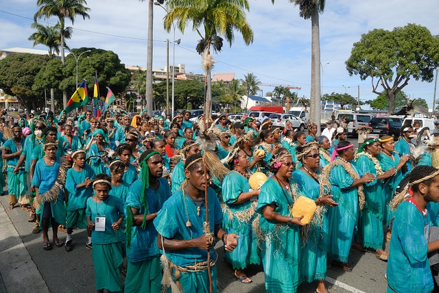 Délégation de la Nouvelle-Calédonie - Clôture du 4ème festival des arts mélanésiens, Mwâ kâ. Nouméa, Nouvelle-Calédonie 2010. Source : Flickr